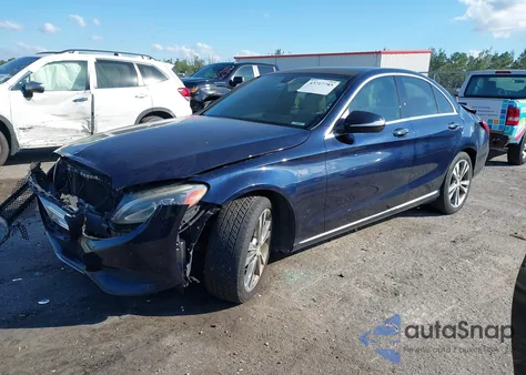 2015 Mercedes-Benz C 300 4Matic z USA, uszkodzony, nr VIN 55SWF4KB1FU058951